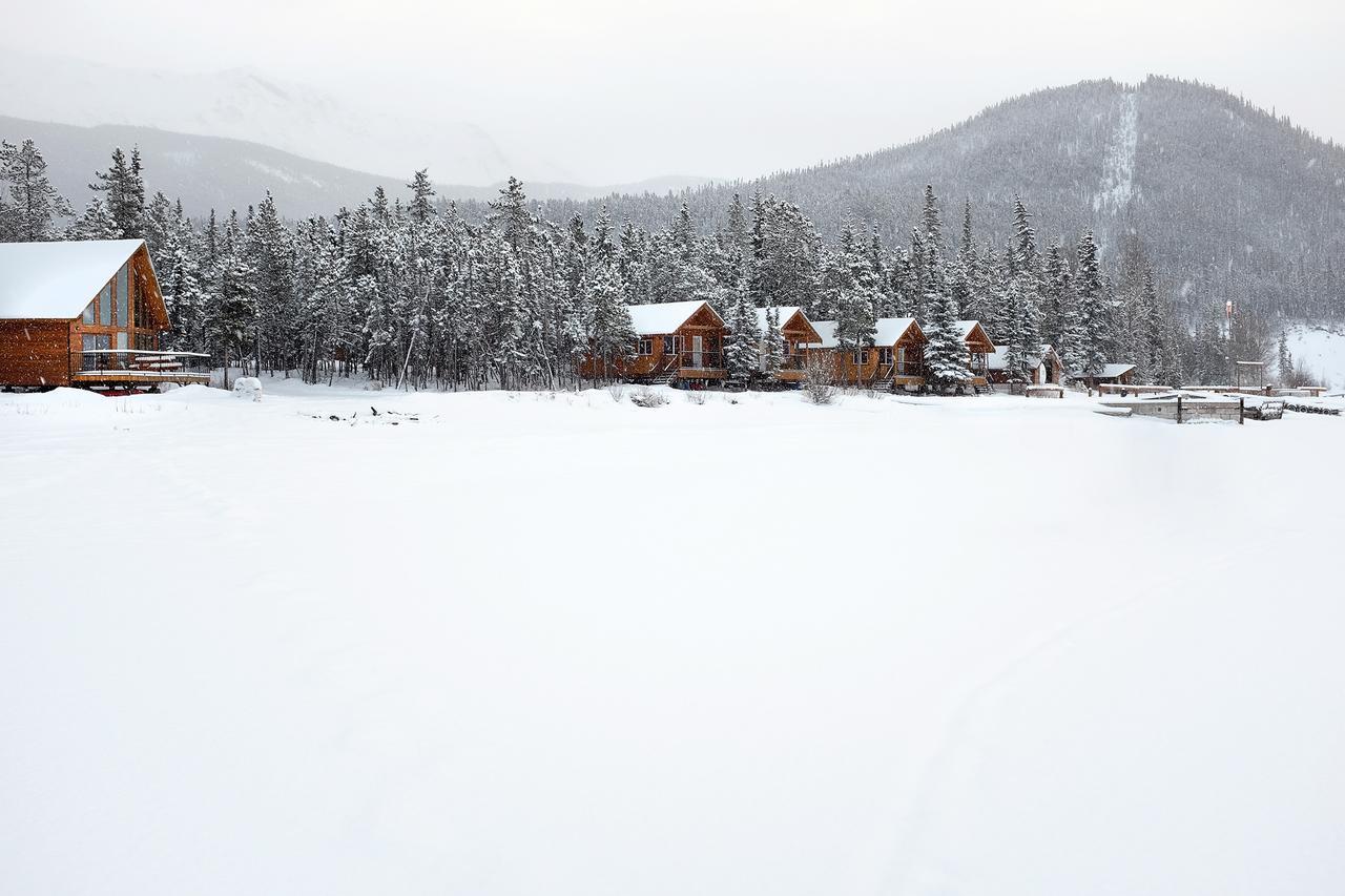 Northern Rockies Lodge Muncho Lake Exterior photo