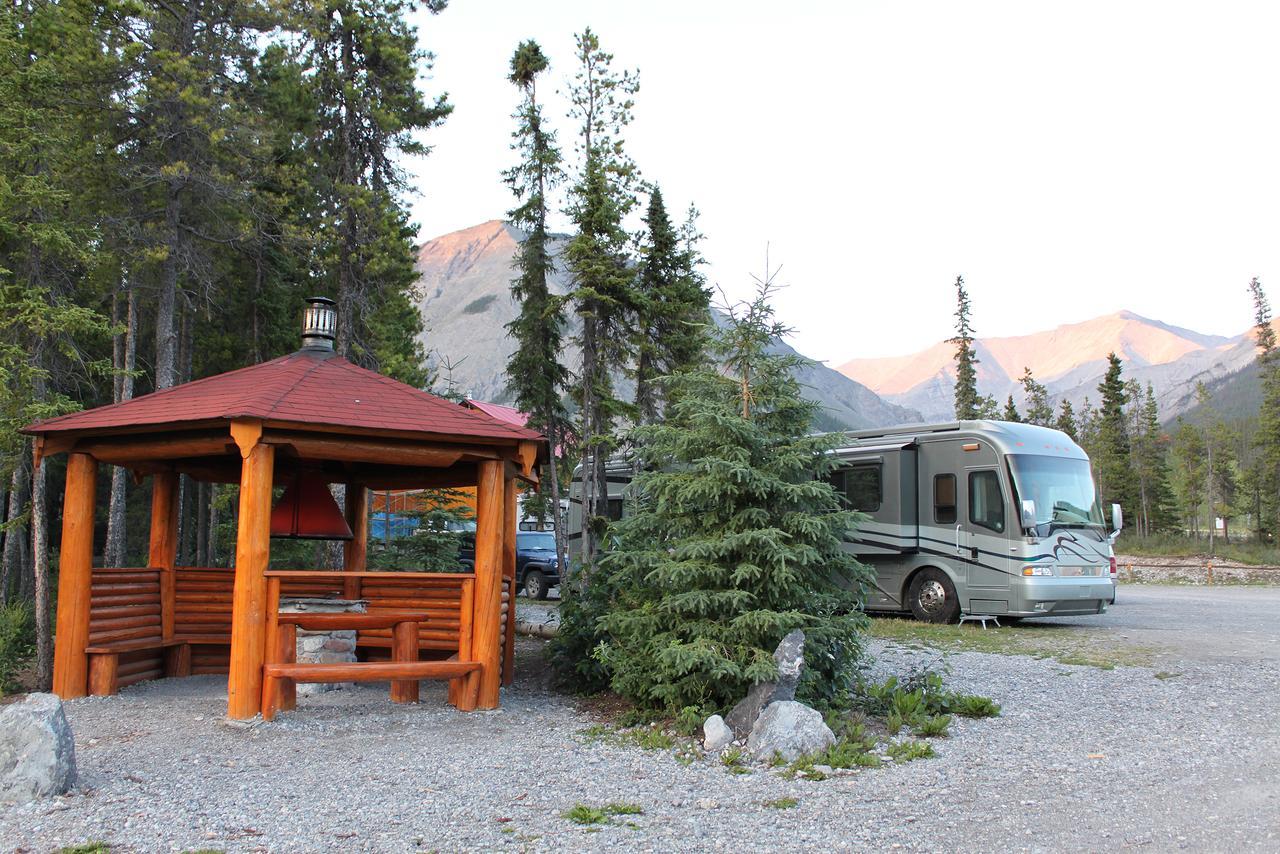 Northern Rockies Lodge Muncho Lake Exterior photo