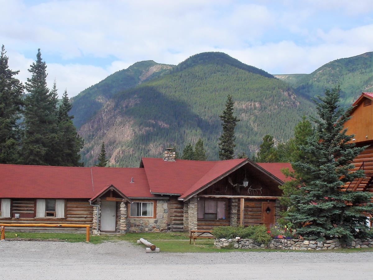 Northern Rockies Lodge Muncho Lake Exterior photo