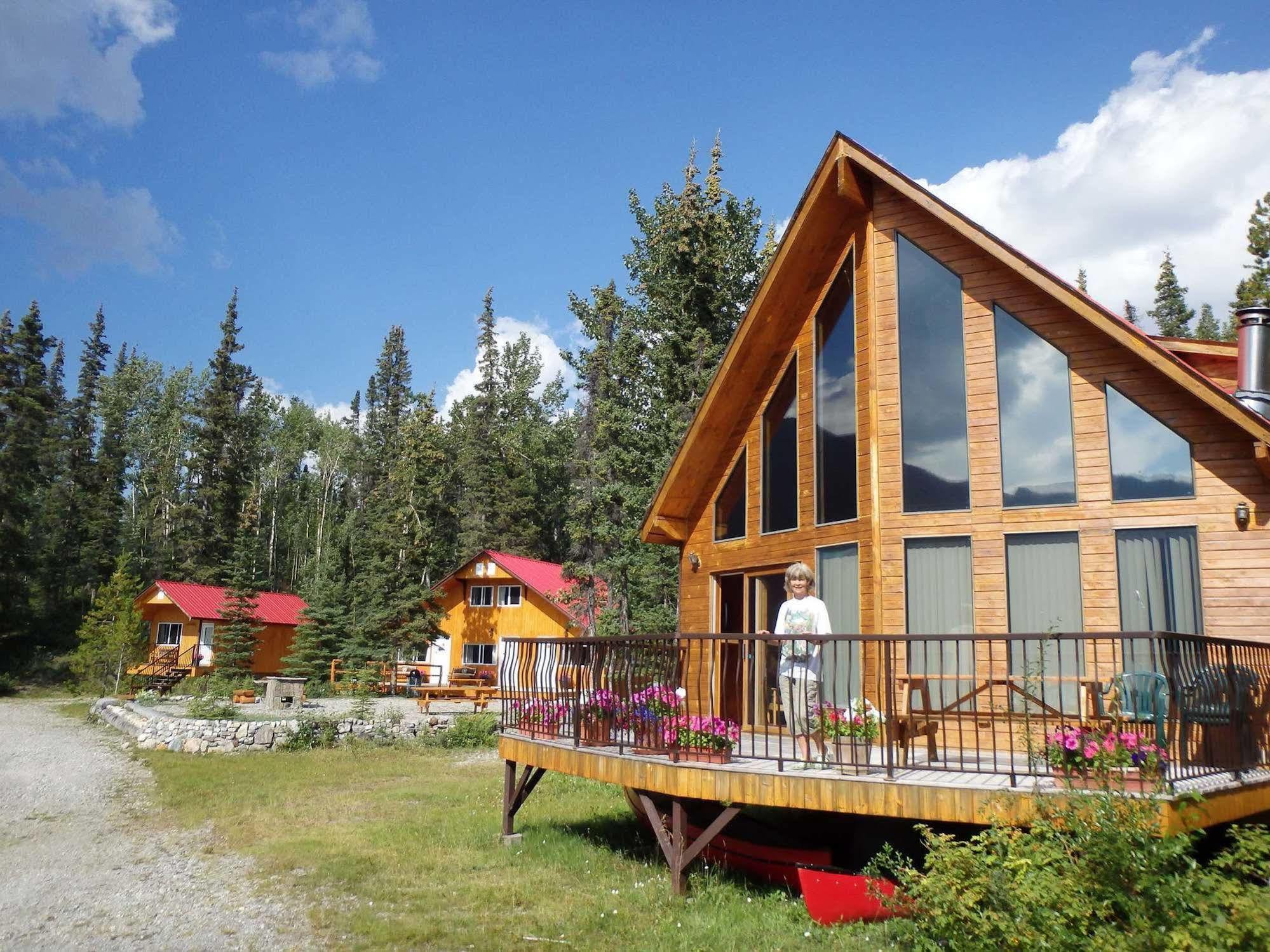 Northern Rockies Lodge Muncho Lake Exterior photo