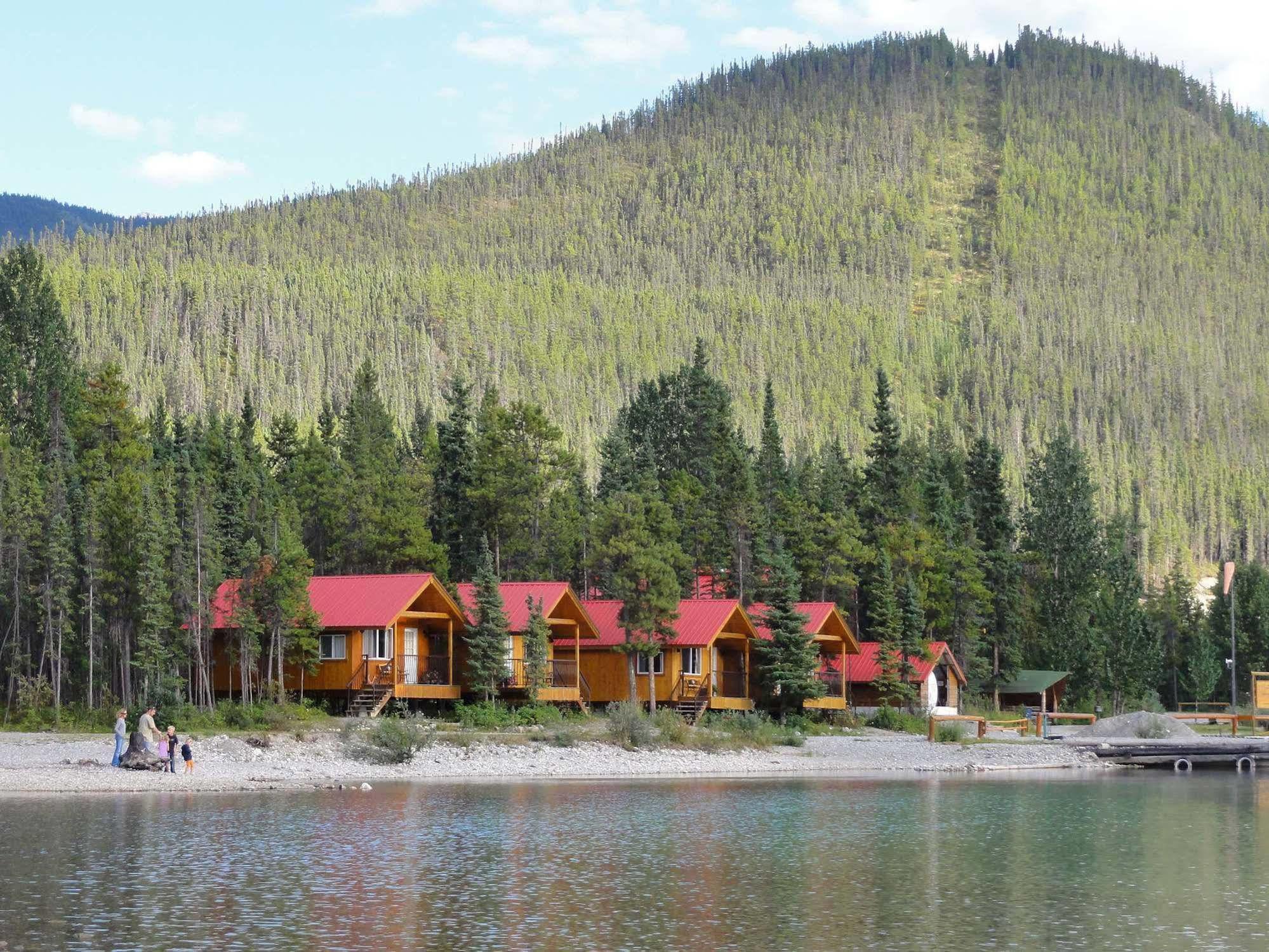 Northern Rockies Lodge Muncho Lake Exterior photo