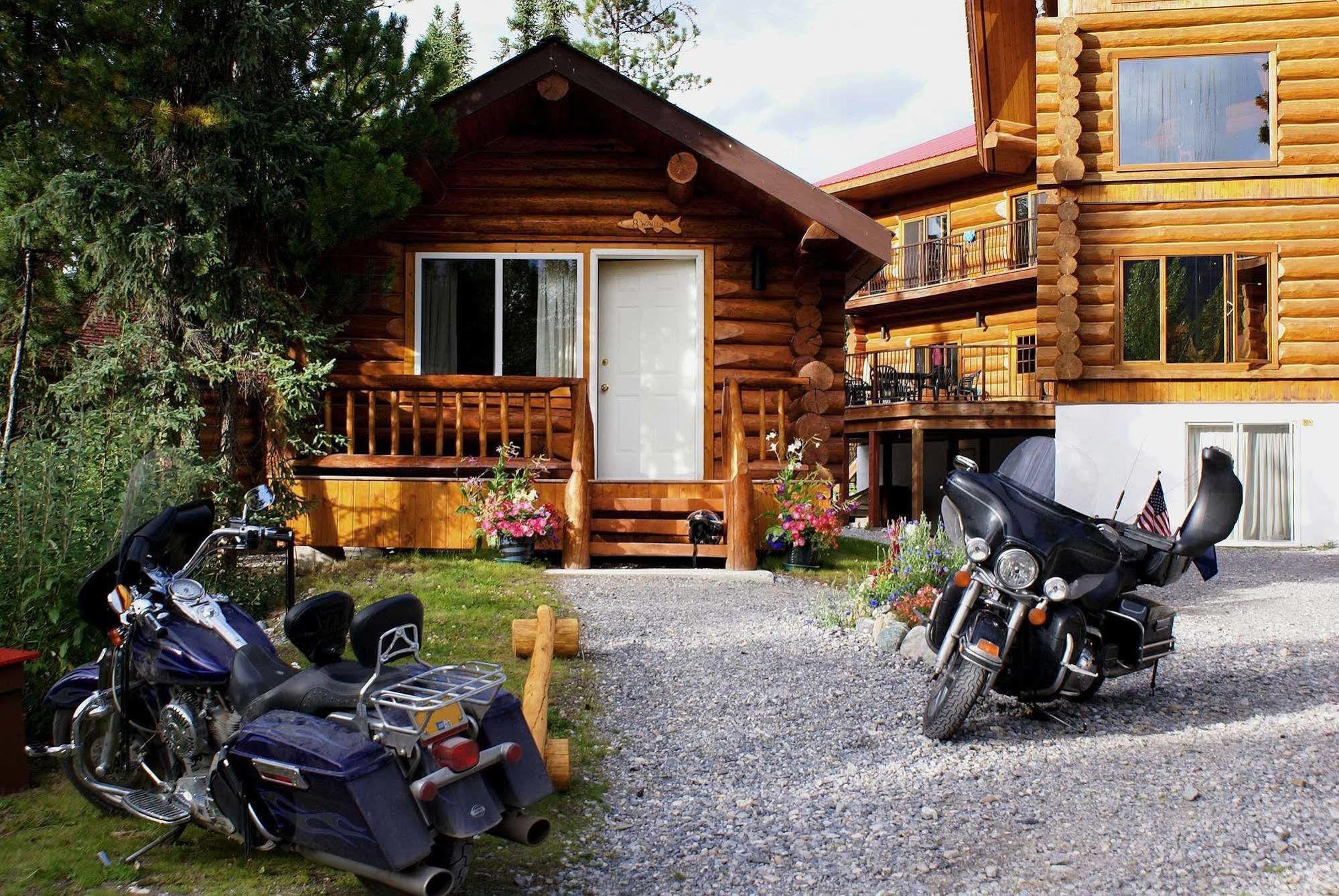 Northern Rockies Lodge Muncho Lake Exterior photo